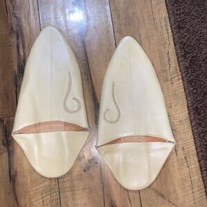 Moroccan Pointed Slippers in Ivory Unisex Size W10 M8.5